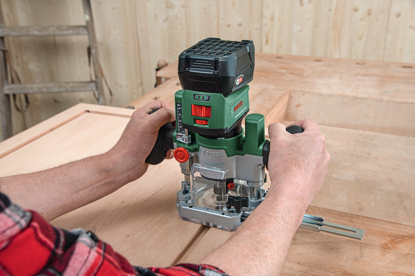 Akkujyrsin Bosch AdvancedTrimRouter 18V-8 runko setti