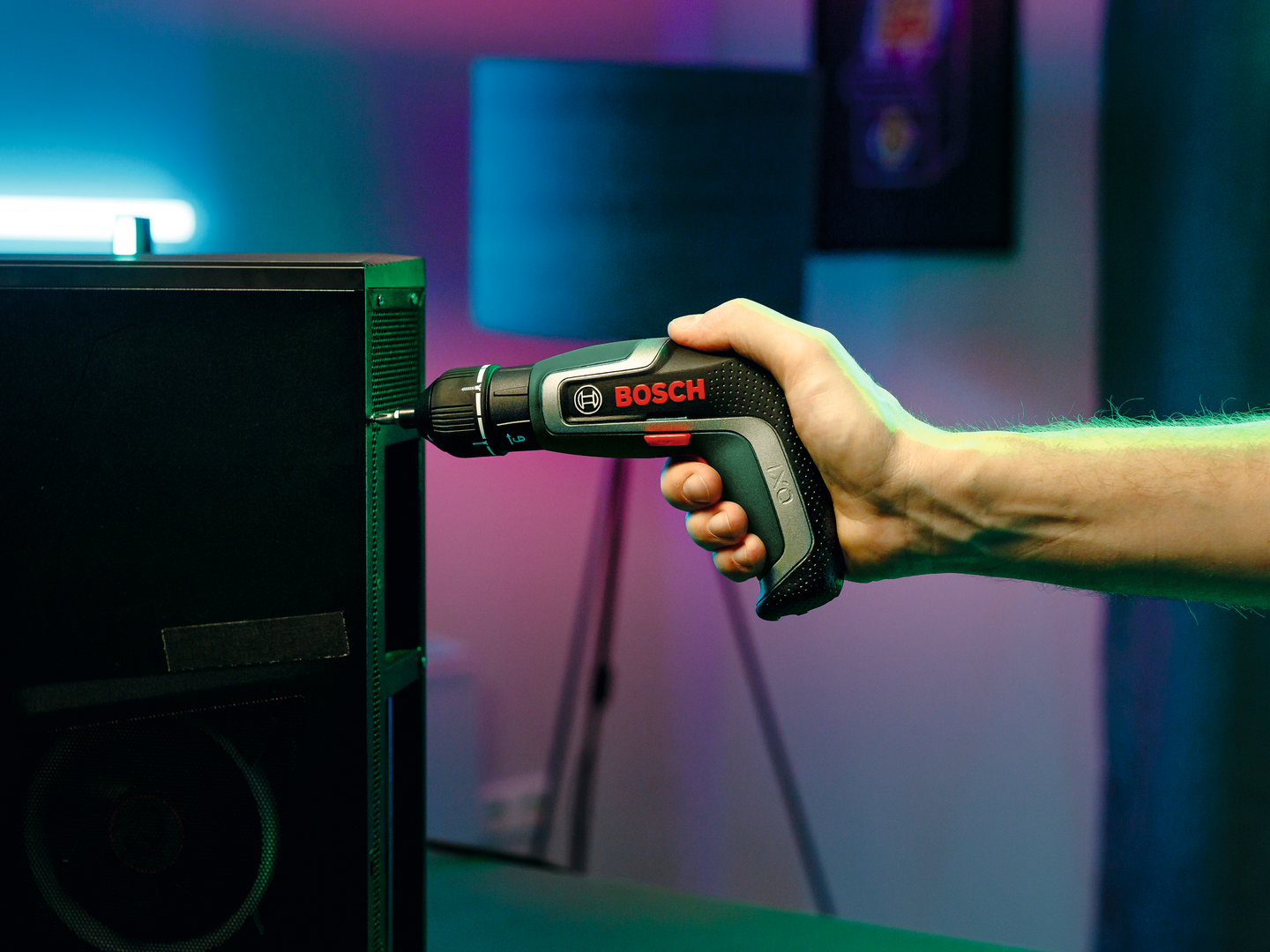 Akkuruuvinväännin Bosch IXO 7 + räikkäsarja