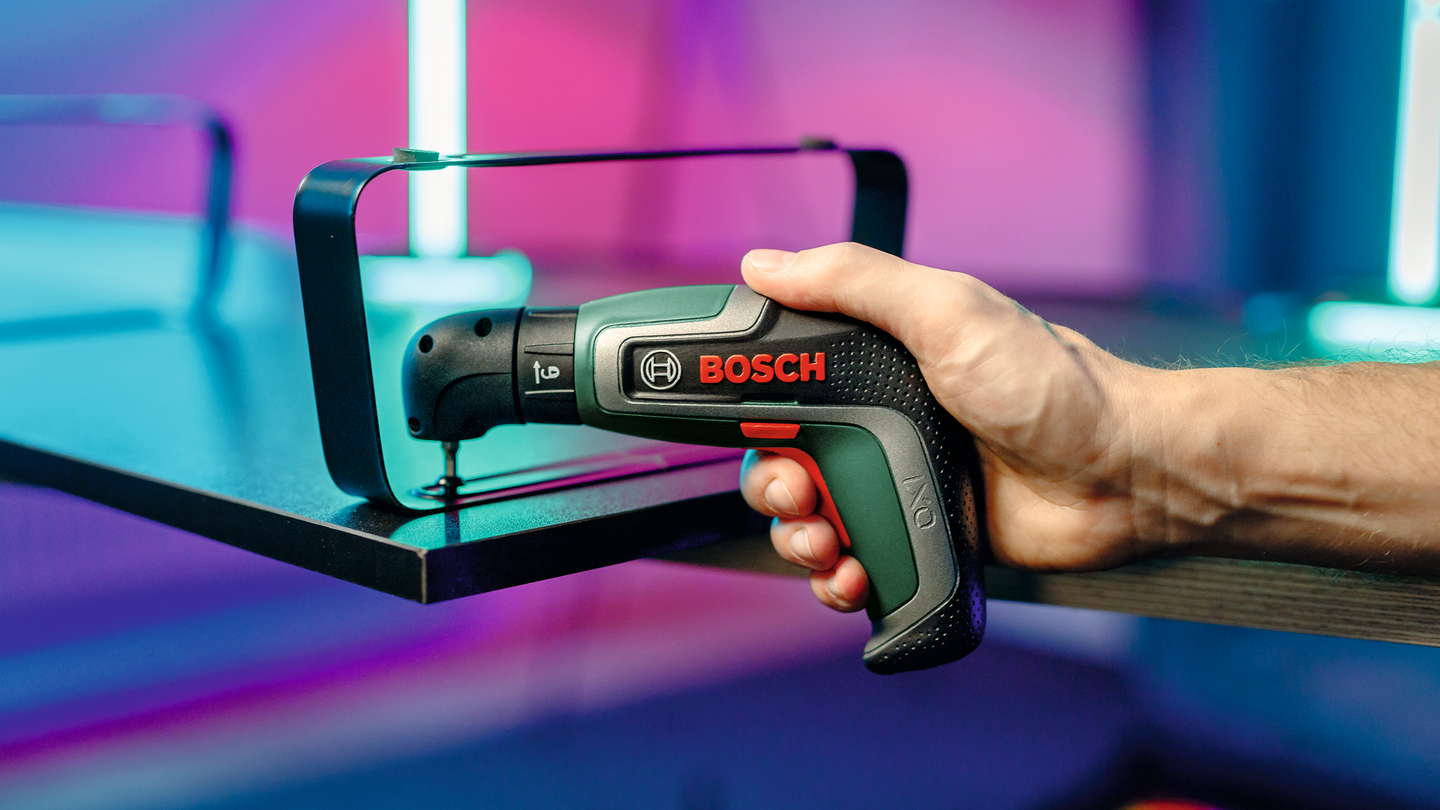 Akkuruuvinväännin Bosch IXO 7 + räikkäsarja