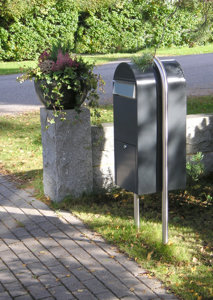 Postilaatikon jalka BOBI ROUND sinkitty