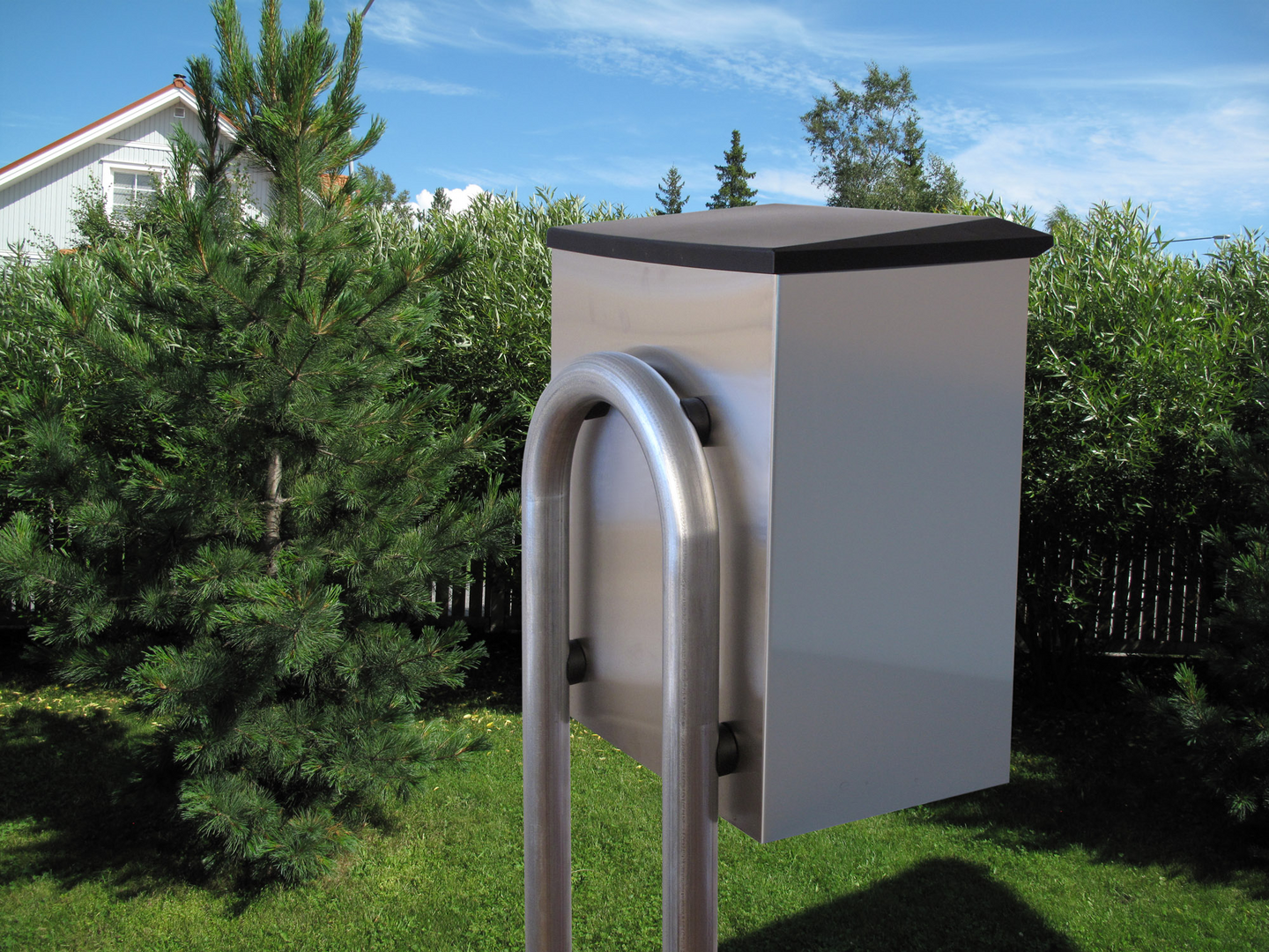 Postilaatikon jalka BOBI BOW sinkitty