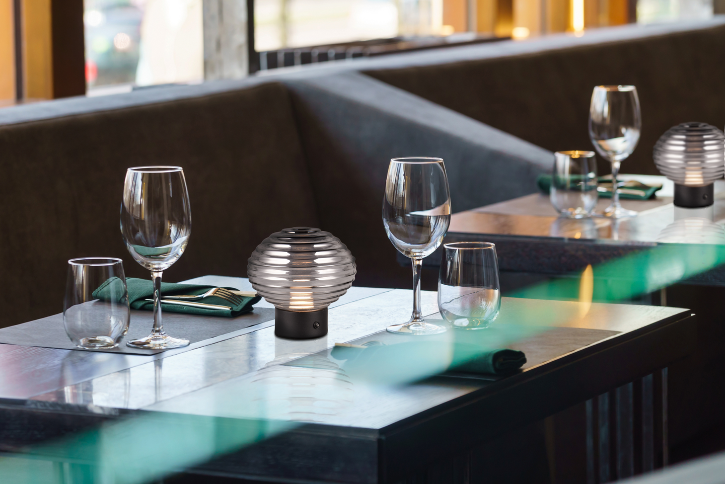 Pöytävalaisin TRIO Earl led 1,5W 100lm mattamusta/savu ladattava