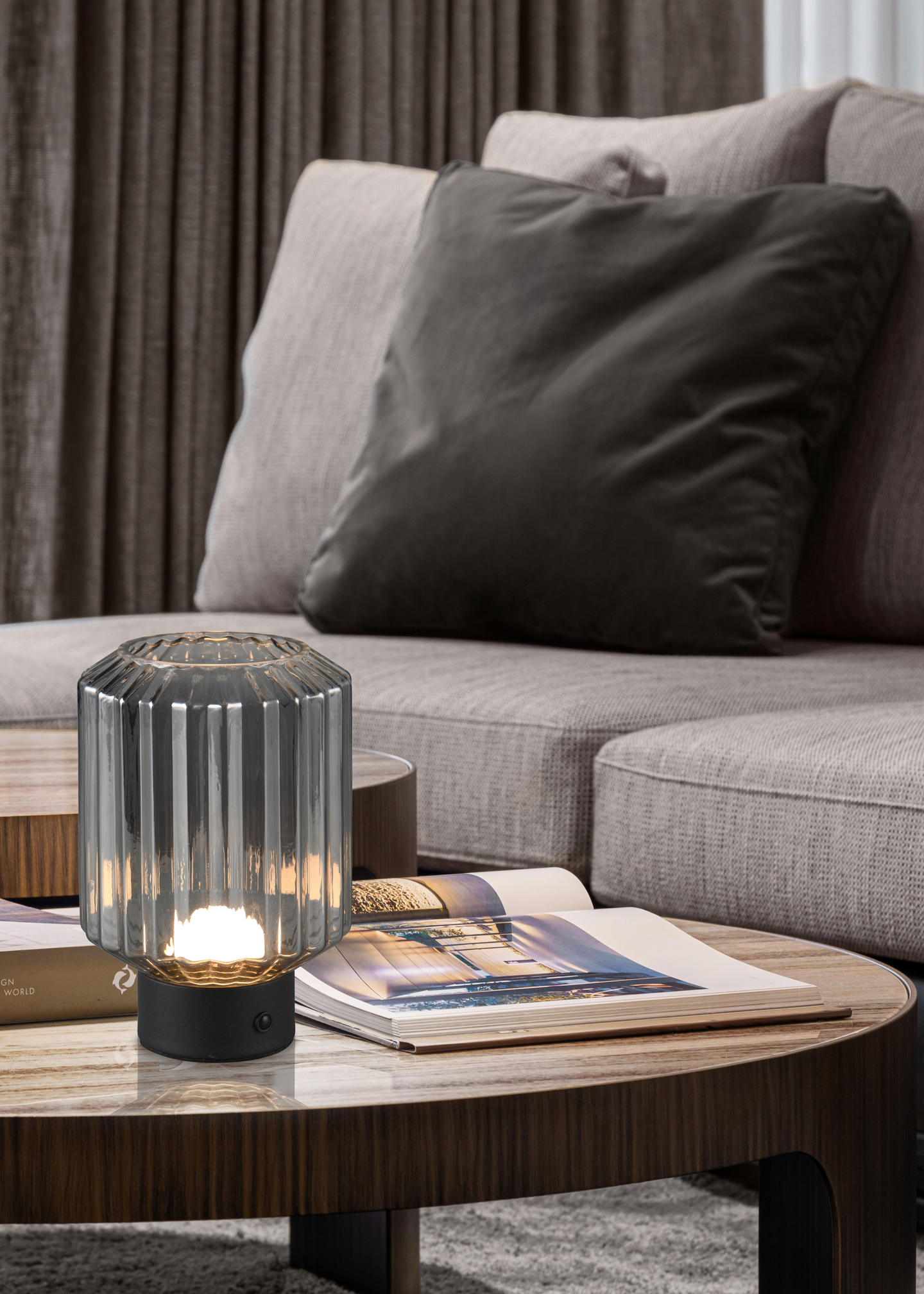 Pöytävalaisin TRIO Lord 1,5W 100lm mattamusta/savu ladattava