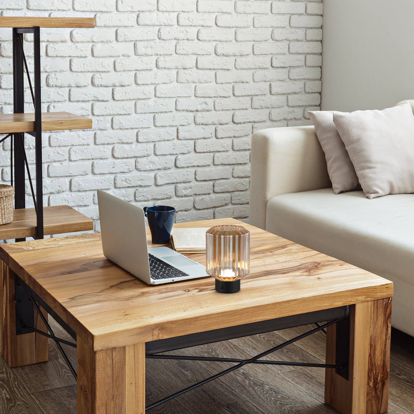 Pöytävalaisin TRIO Lord 1,5W 100lm mattamusta/meripihka ladattava