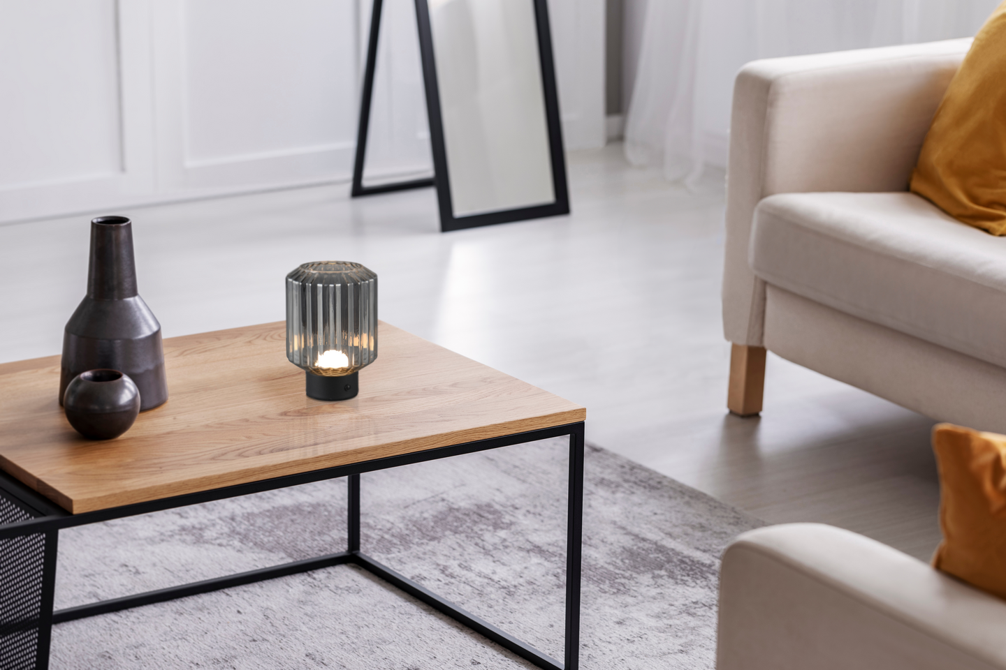 Pöytävalaisin TRIO Lord 1,5W 100lm mattamusta/savu ladattava