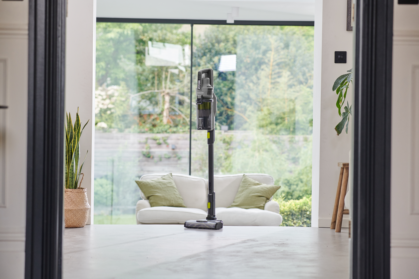 Varsi-imuri Ryobi RSVS18BL-0 18V ONE+ hiiliharjaton moottori ei akkua mukana