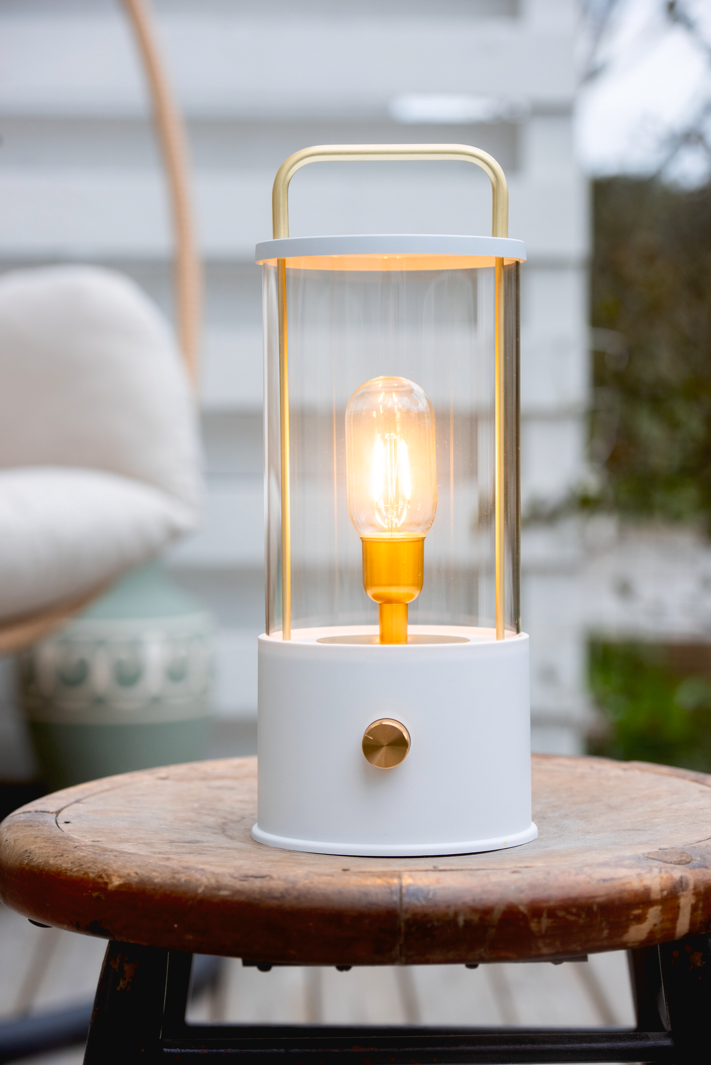 Lasilyhty Airam Tyrsky valkoinen USB-ladattava