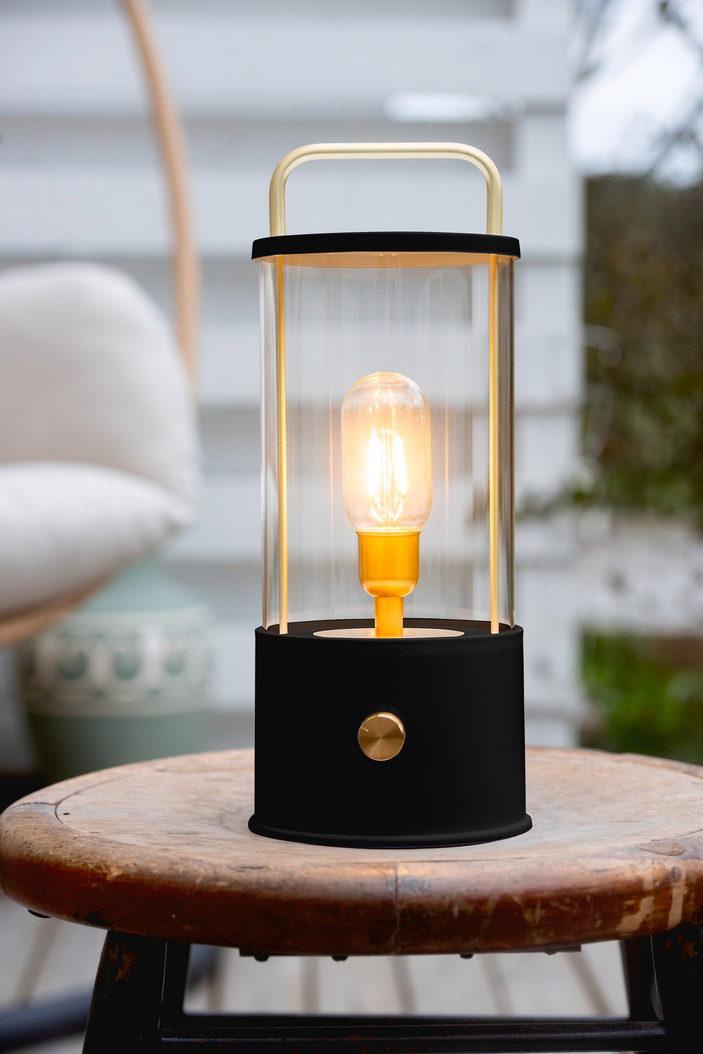 Lasilyhty Airam Tyrsky musta USB-ladattava