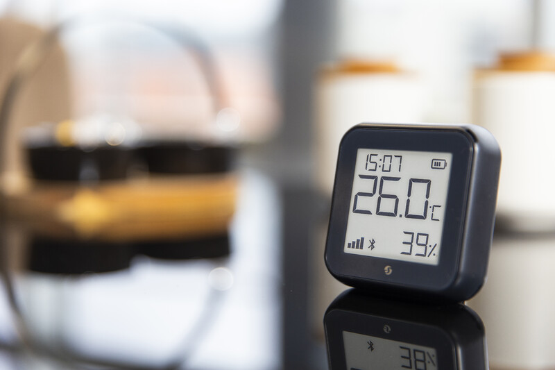 Lämpötila- ja kosteusmittari Shelly musta