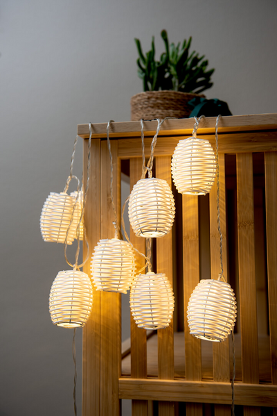 Rottinkilyhtysarja Airam Santorini valkoinen