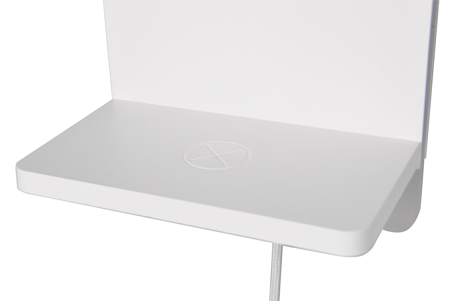 Seinävalaisin TRIO Fairfield led mattavalkoinen induktiivisellä latausasemalla