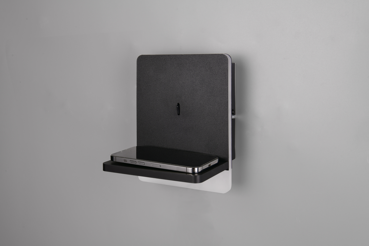 Seinävalaisin TRIO Fairfield led mattamusta induktiivisellä latausasemalla