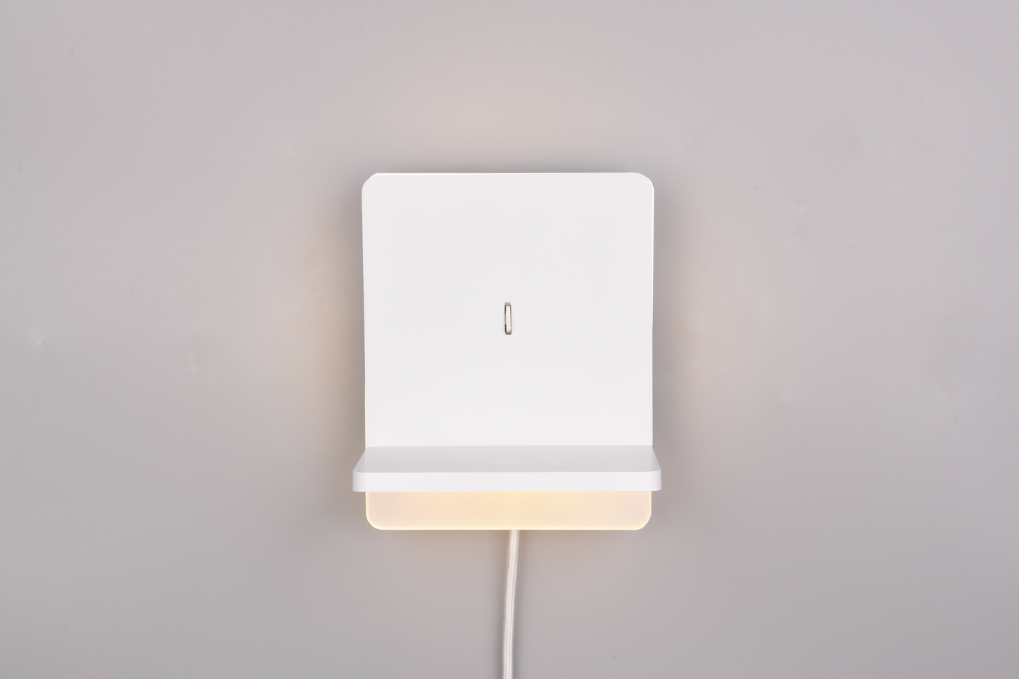 Seinävalaisin TRIO Fairfield led mattavalkoinen induktiivisellä latausasemalla