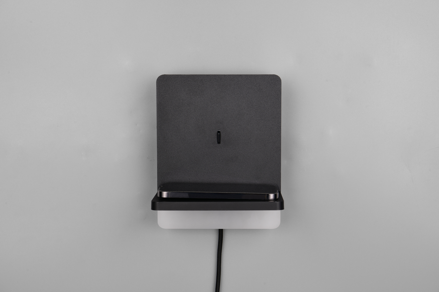 Seinävalaisin TRIO Fairfield led mattamusta induktiivisellä latausasemalla