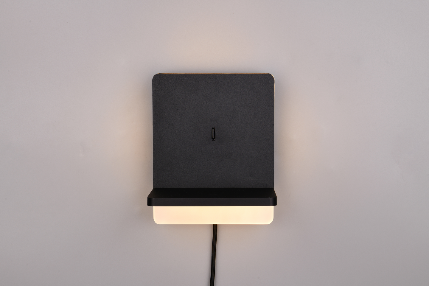 Seinävalaisin TRIO Fairfield led mattamusta induktiivisellä latausasemalla