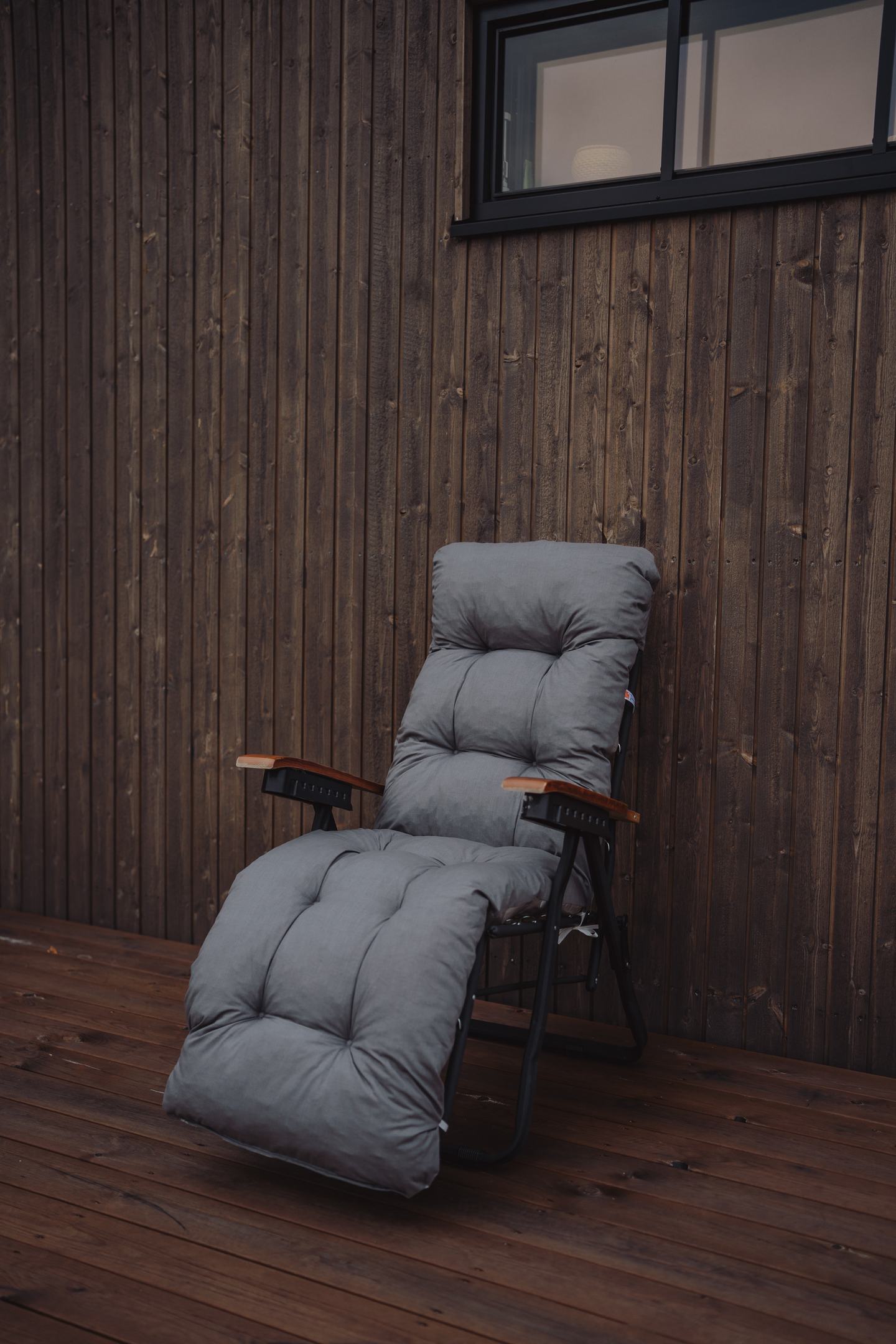 Baden baden -tuoli Varax mustalla rungolla sis. pehmuste 60B harmaa