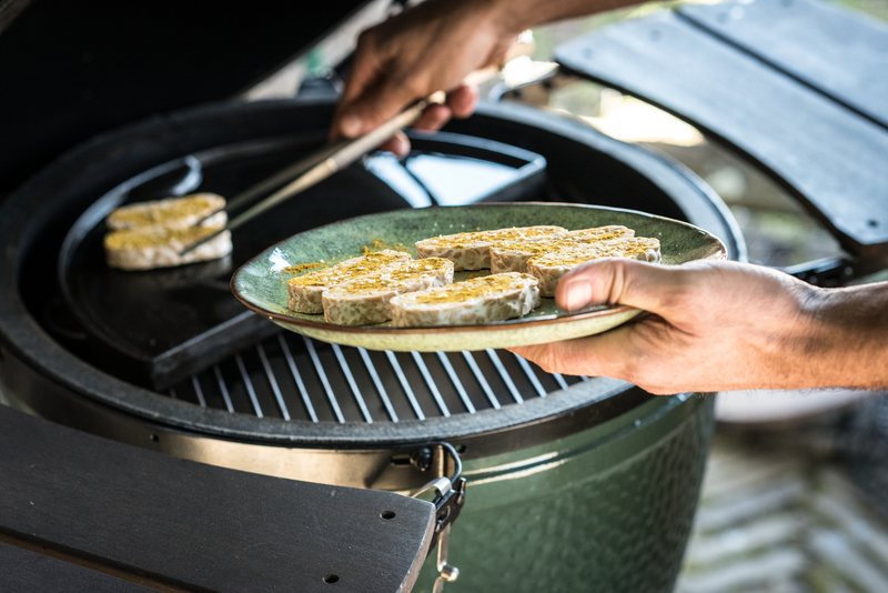 Valurautainen Plancha-levy Big Green Egg puolikuu 2-puoleinen XL