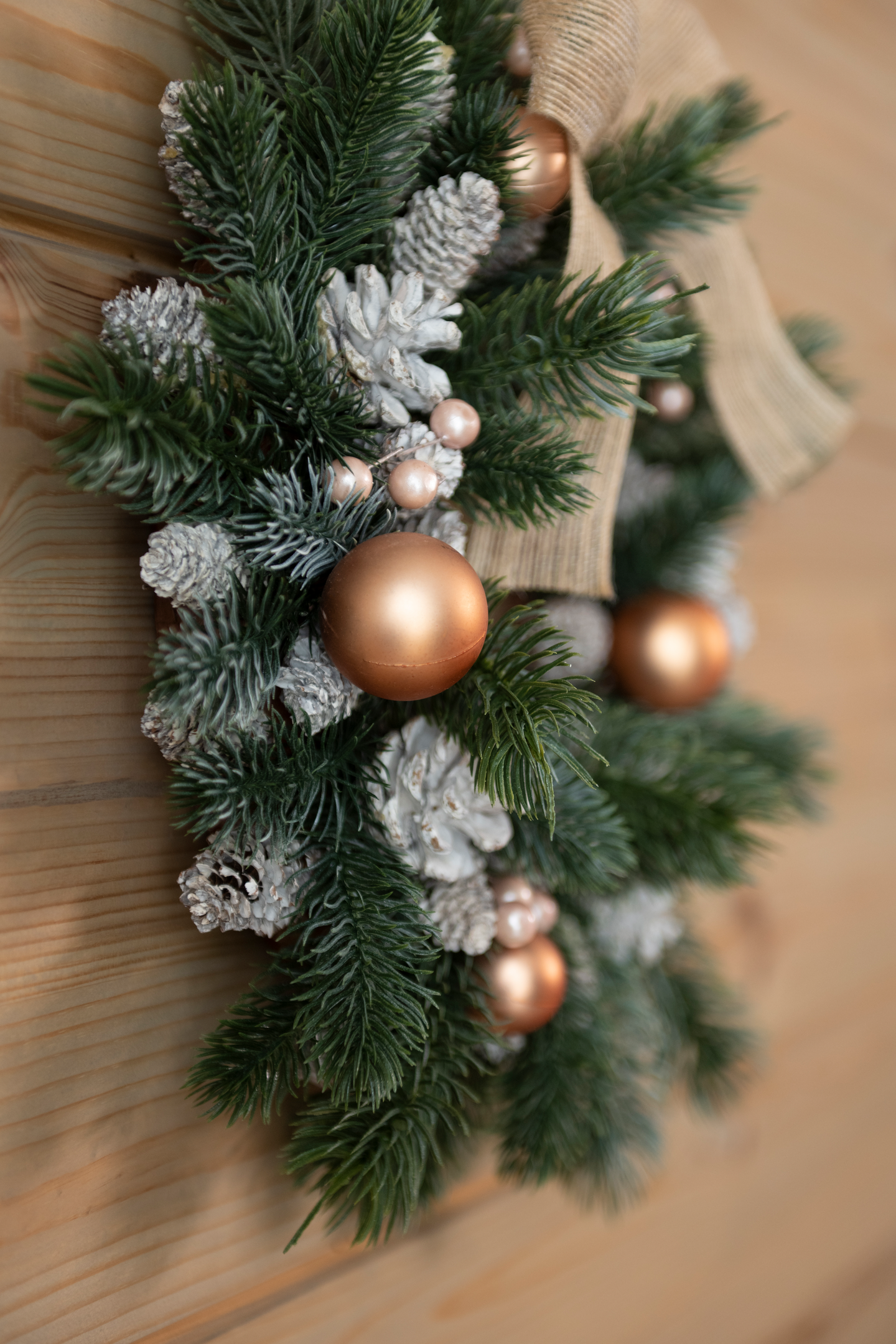 Kranssi Winteria huurre rusetilla 34cm