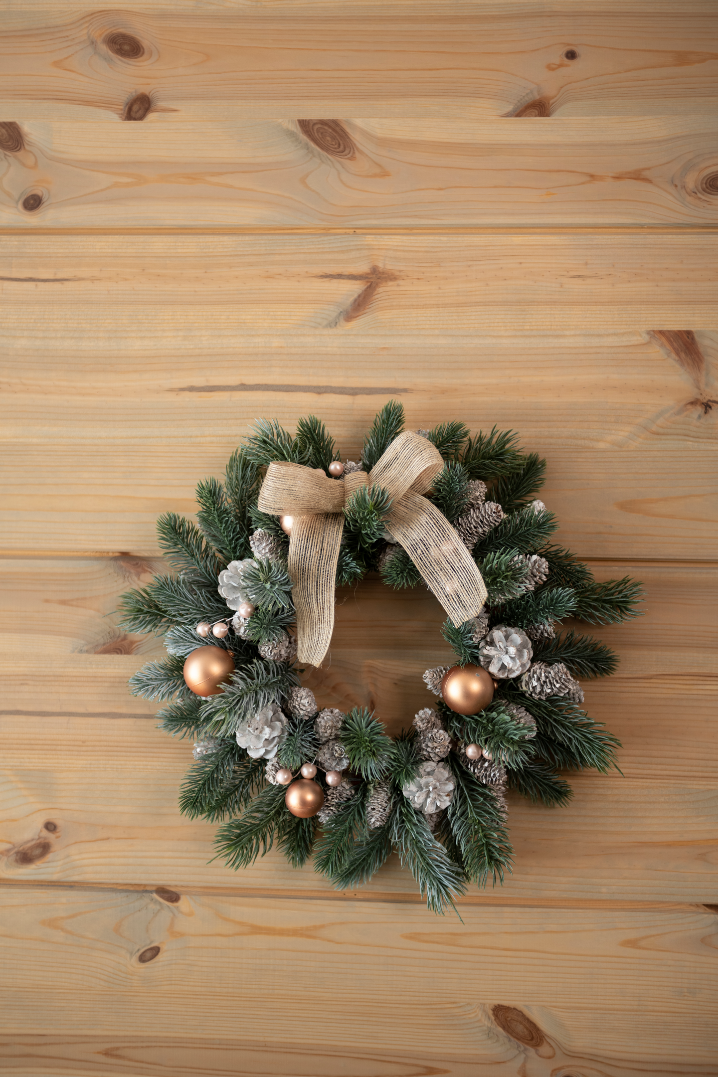 Kranssi Winteria huurre rusetilla 34cm