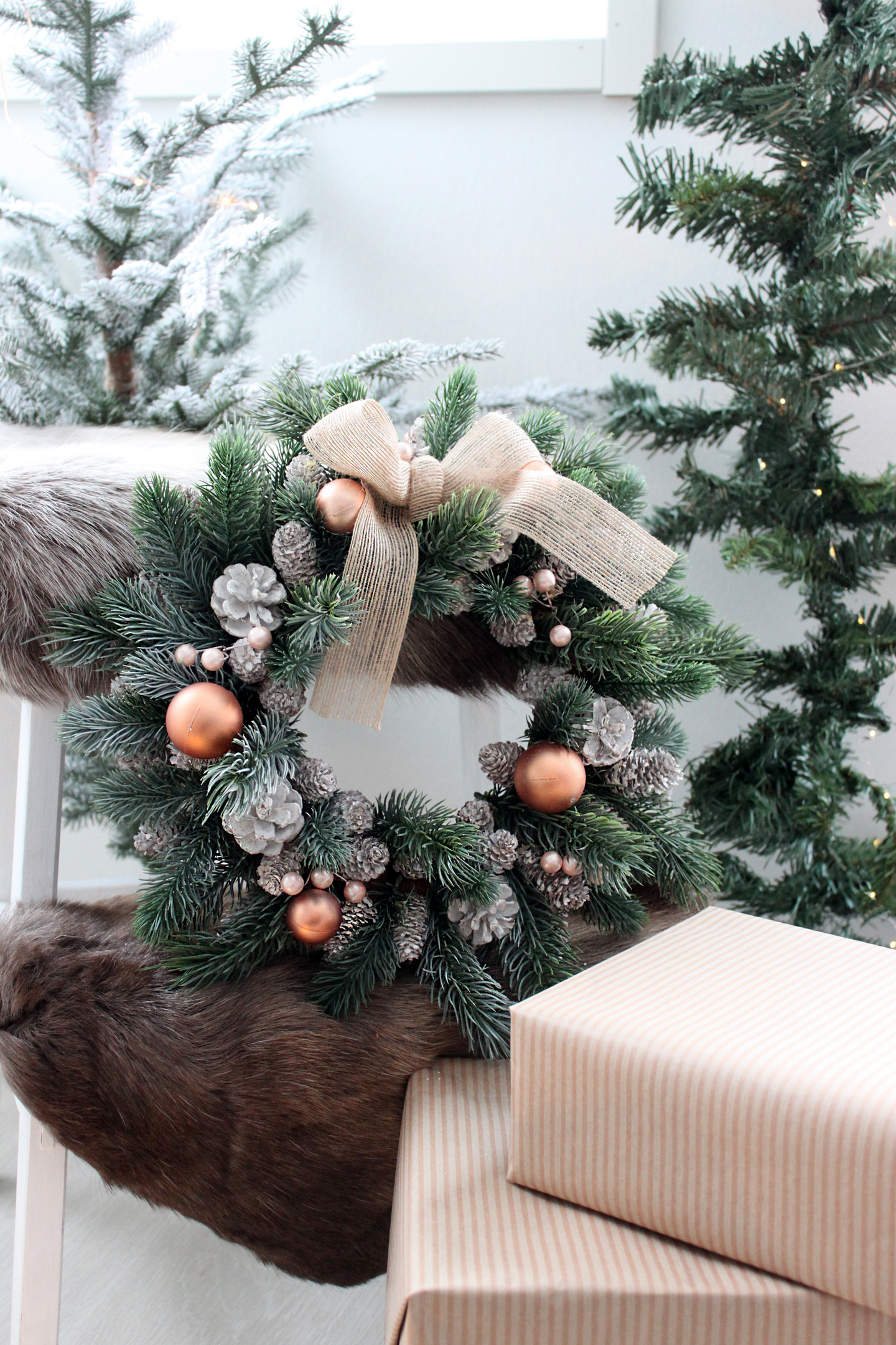 Kranssi Winteria huurre rusetilla 34cm