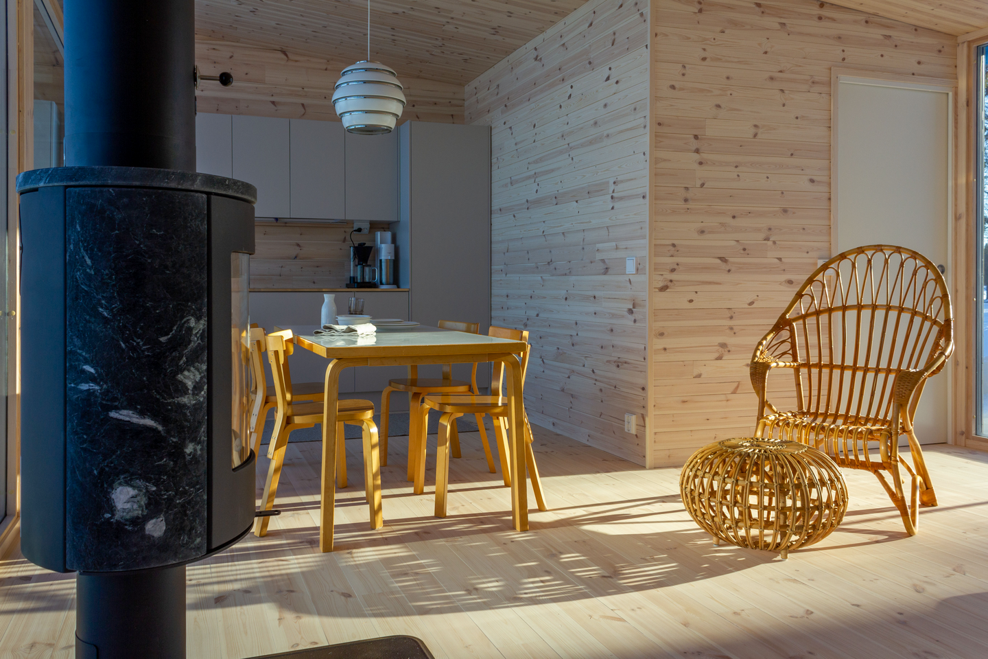 Lattialauta 28x140x2350mm mänty puuvalmis päätypontattu 1,24m²