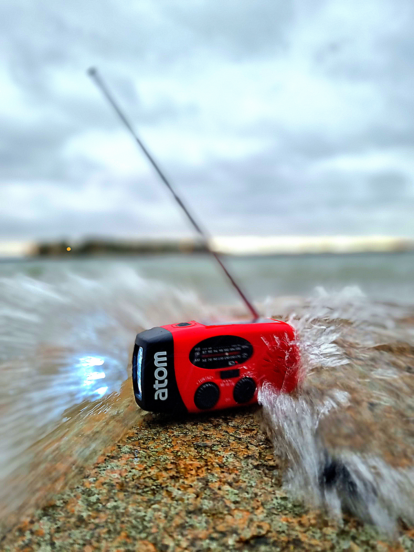 Hätäradio Atom valolla ja varavirtalähteellä