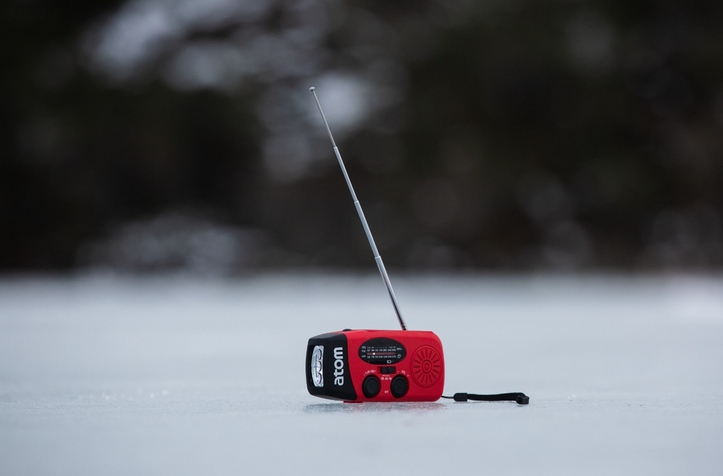 Hätäradio Atom valolla ja varavirtalähteellä