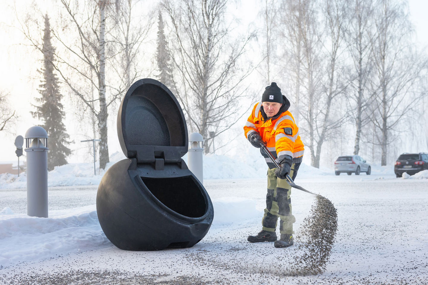 Hiekoitusastia Inora 450l musta