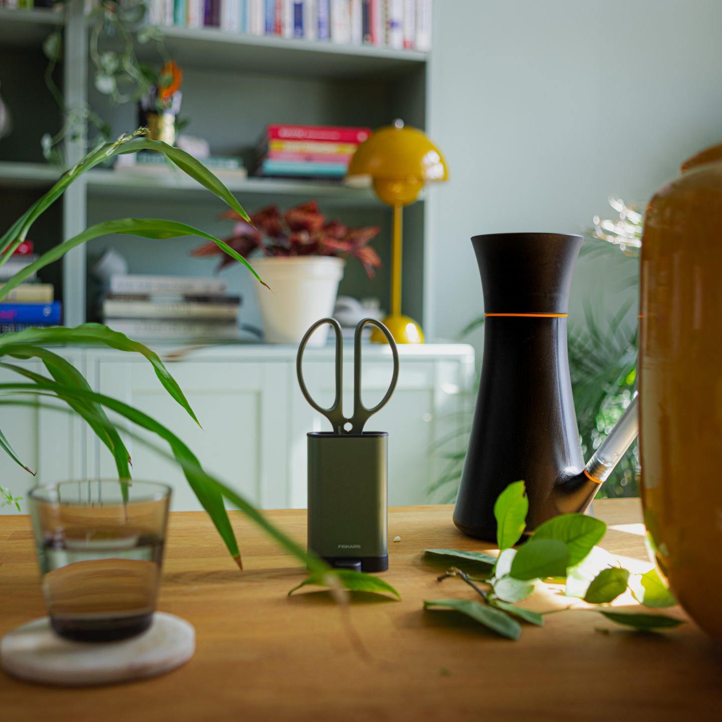 Sakset Fiskars viherkasveille + teline