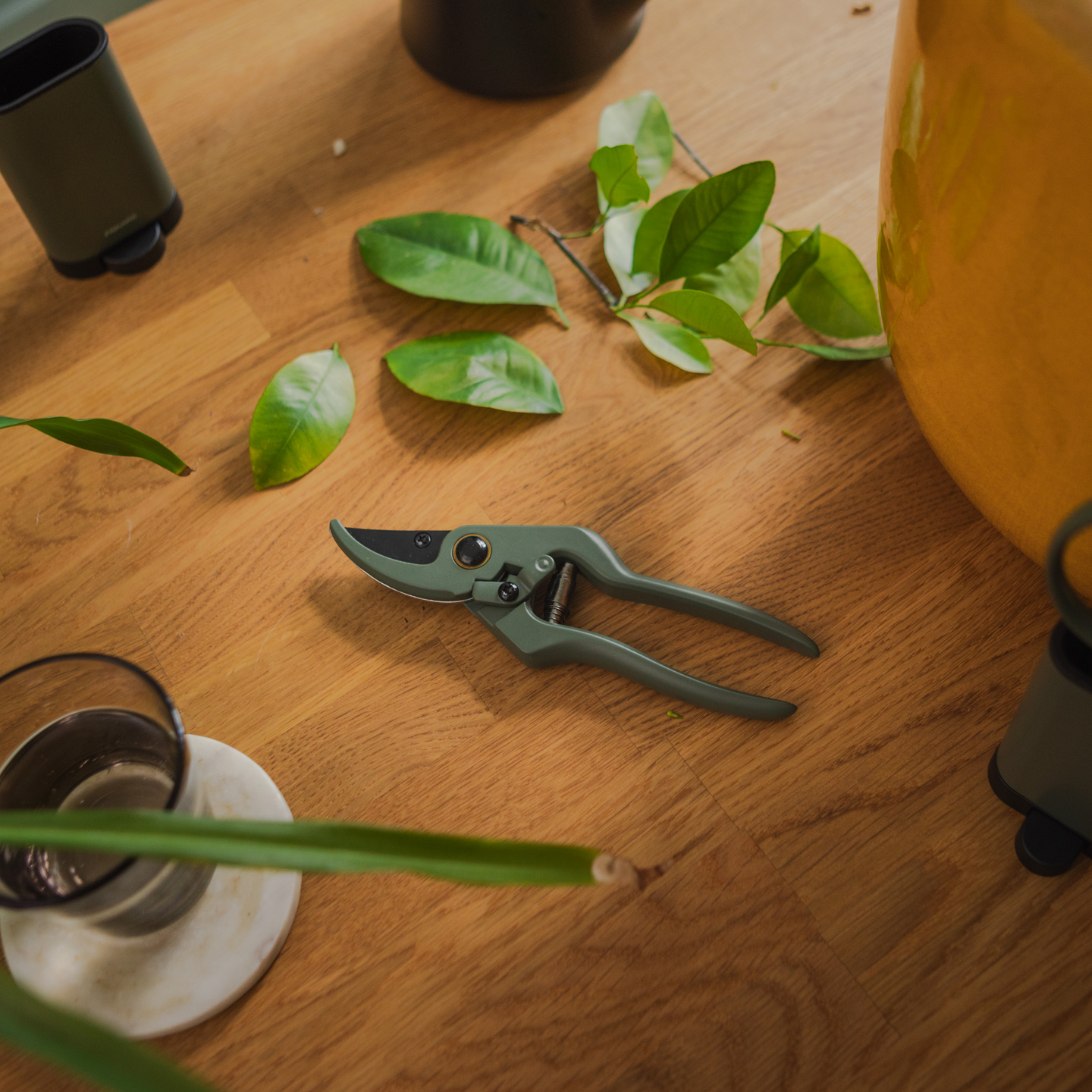 Oksasakset Fiskars viherkasveille+teline