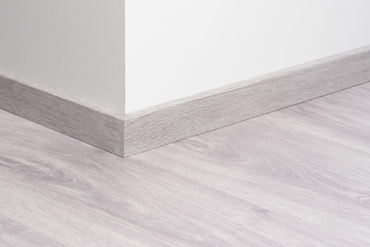 Jalkalista Cello 12x42x2440mm MDF tammi viileä harmaa R2 johtoura