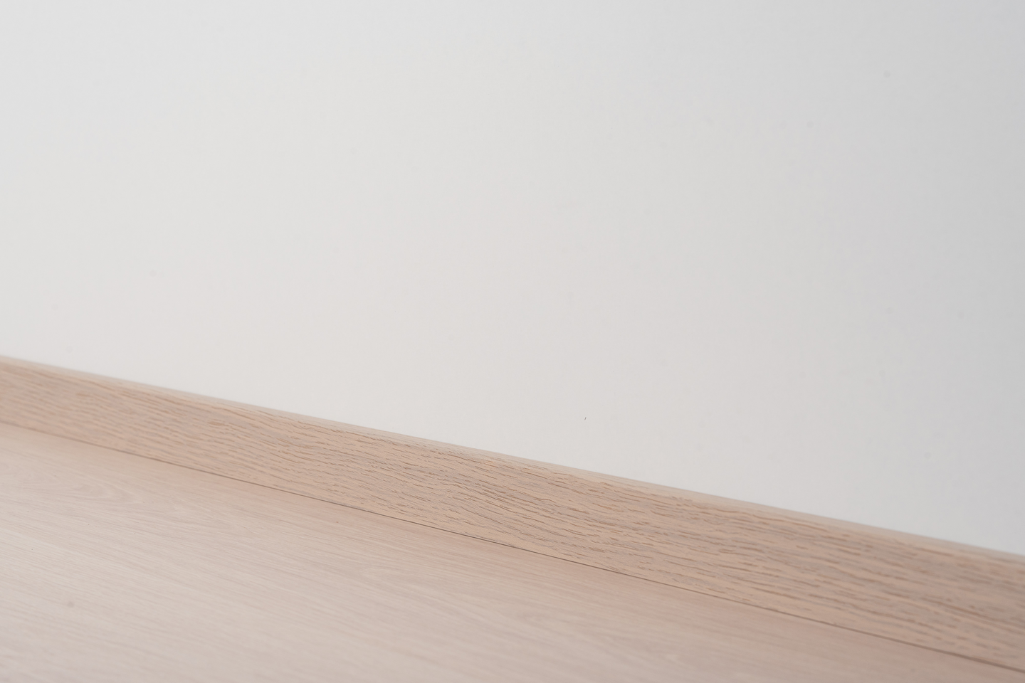 Jalkalista Cello 12x42x2440mm MDF tammi vaalea R2 johtoura