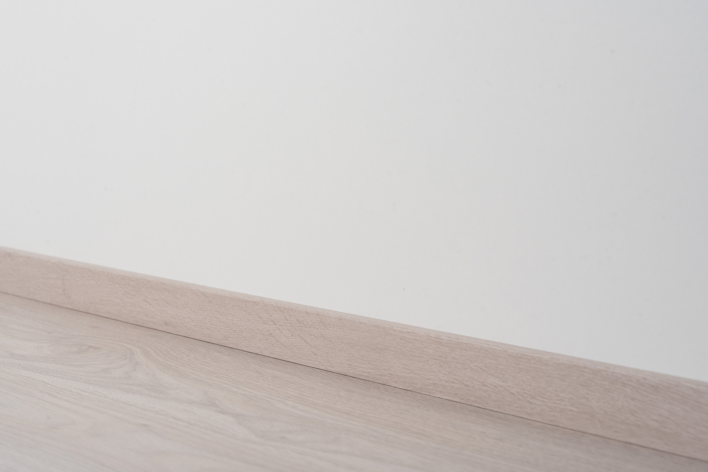 Jalkalista Cello 12x42x2440mm MDF tammi lämmin harmaa R2 johtoura