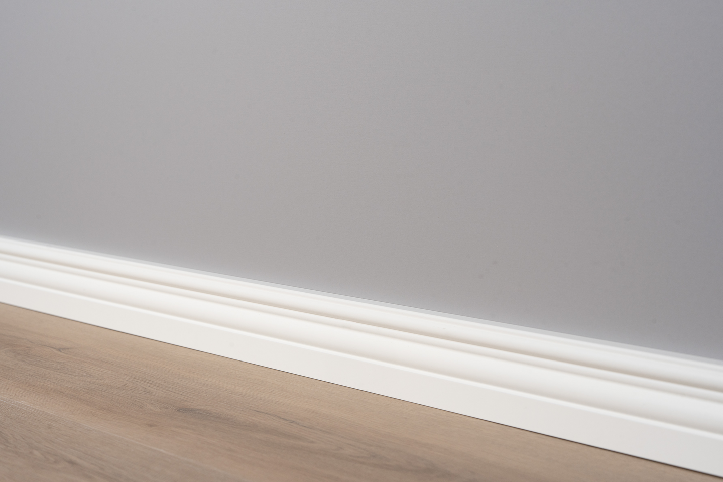 Jalkalista 19x60x2800mm MDF valkoinen antiikki johtoura 382-00