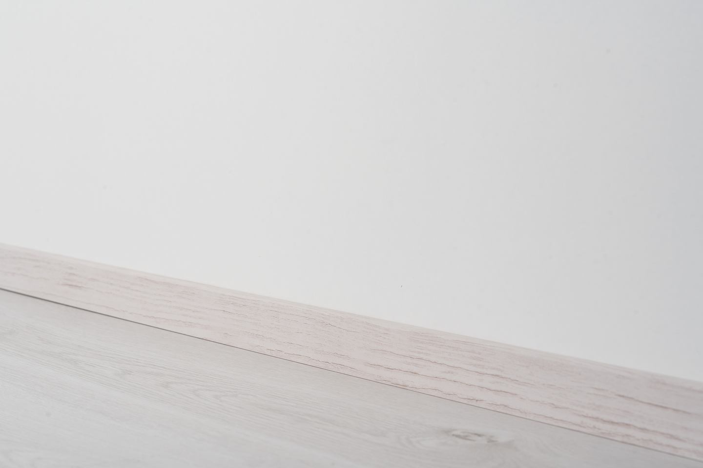 Jalkalista Cello 12x42x2440mm MDF tammi vaalean harmaa R2 johtoura