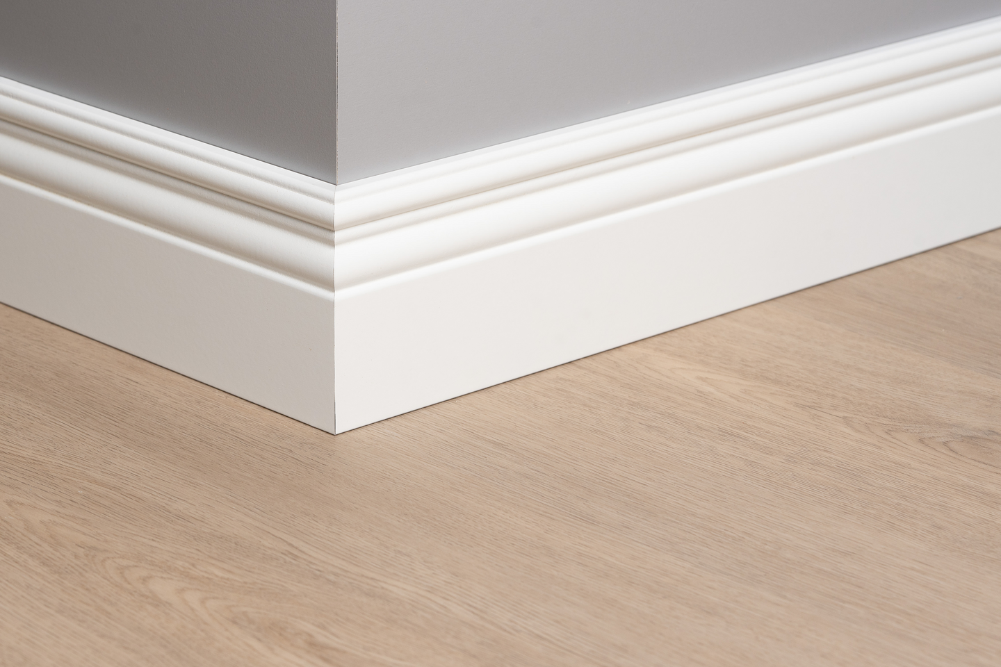 Jalkalista 19x95x2800mm MDF valkoinen antiikki johtoura 384-00