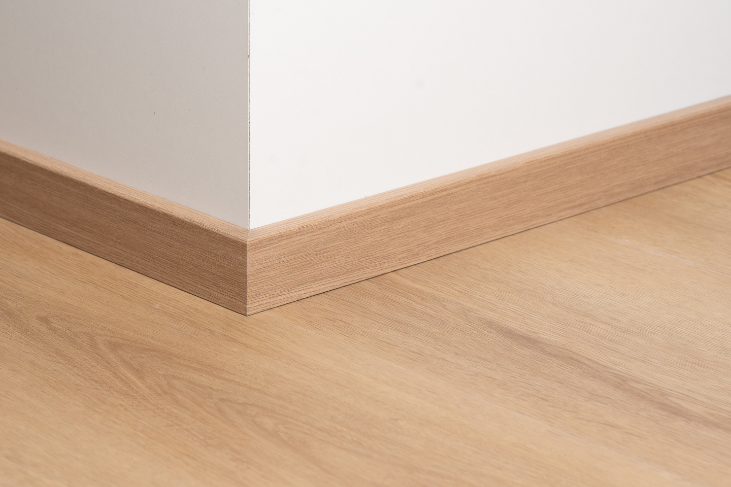 Jalkalista Cello 12x42x2440mm MDF tammi keskitumma R2 johtoura