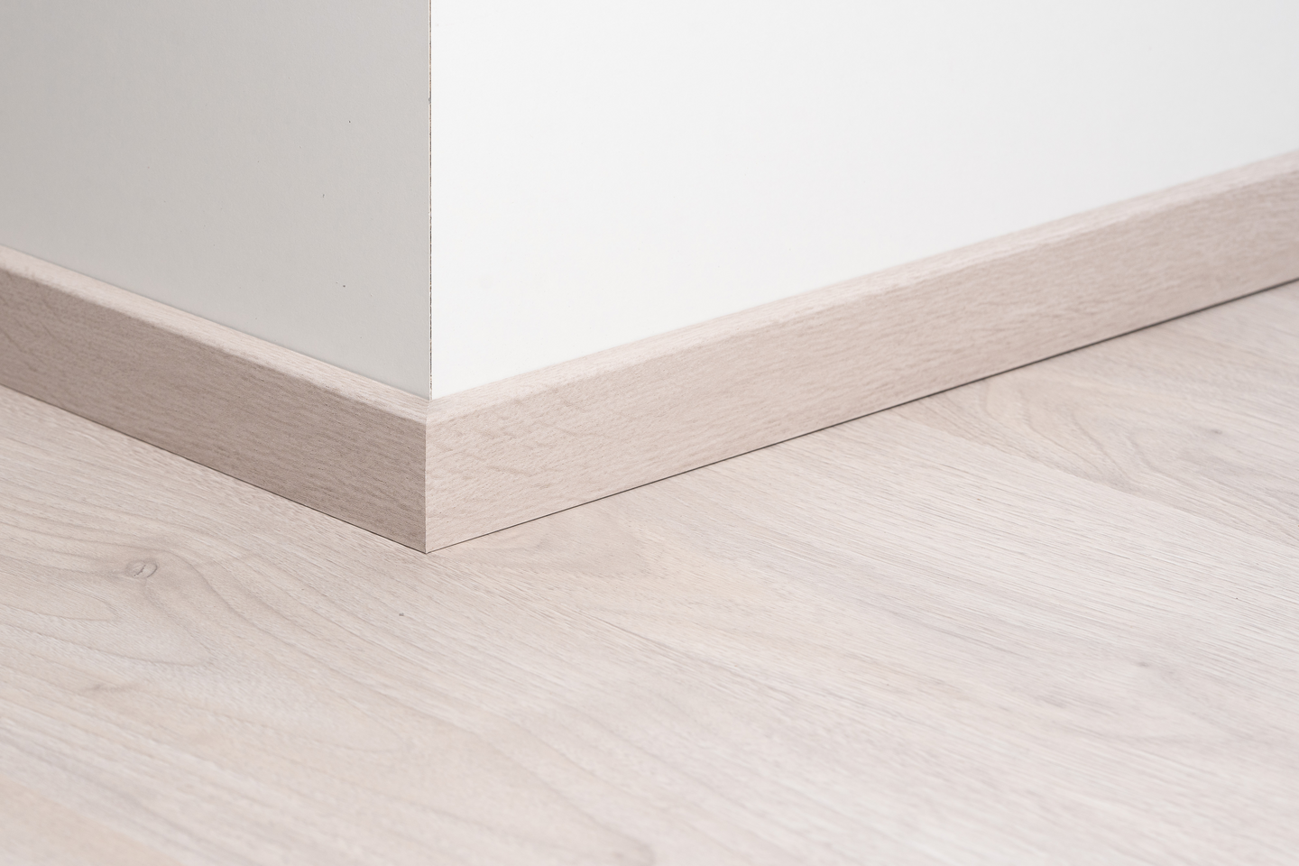 Jalkalista Cello 12x42x2440mm MDF tammi lämmin harmaa R2 johtoura