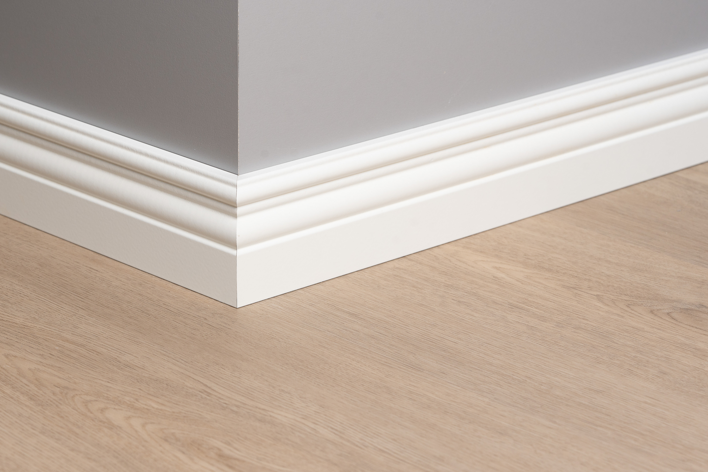 Jalkalista 19x60x2800mm MDF valkoinen antiikki johtoura 382-00