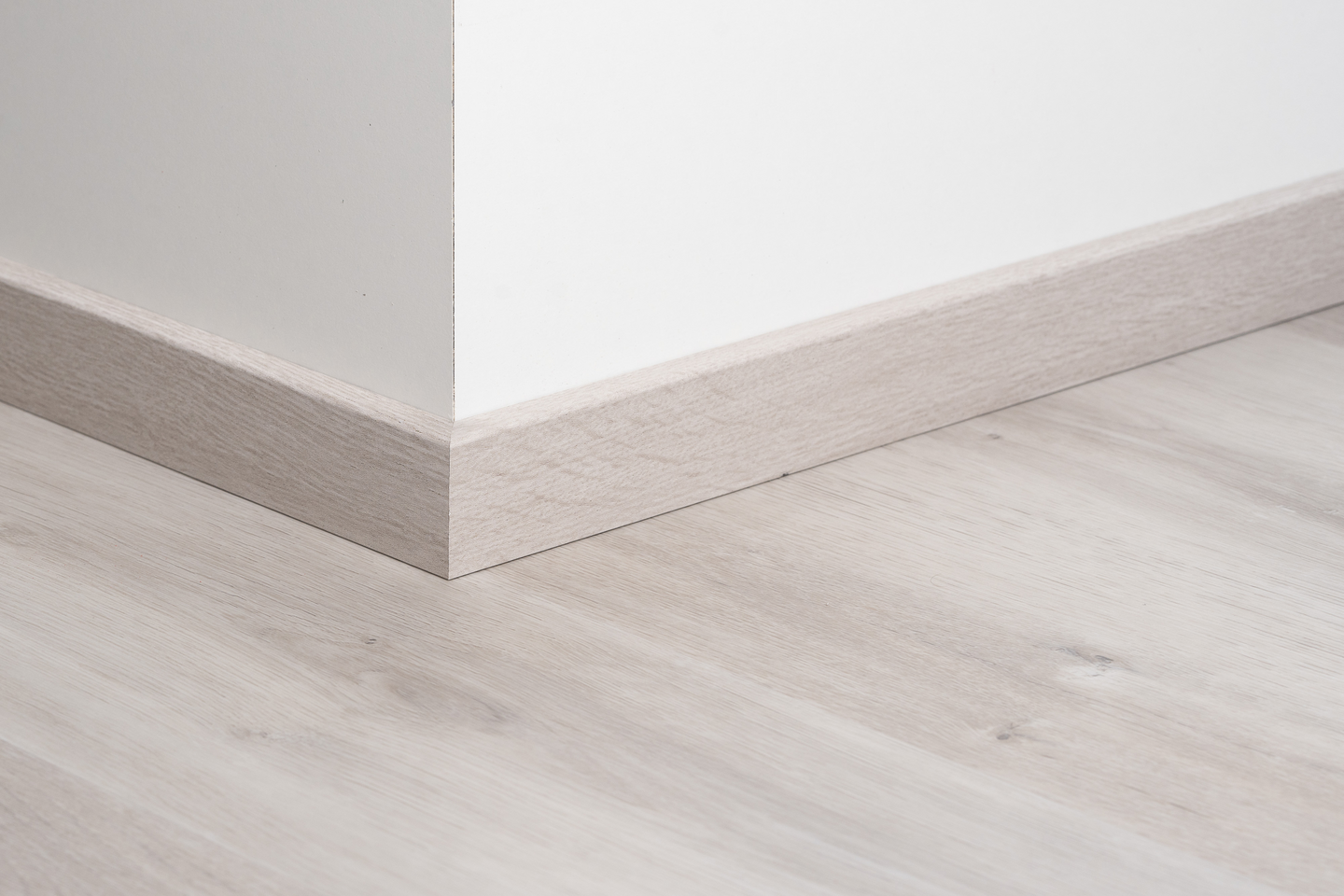 Jalkalista Cello 12x42x2440mm MDF tammi harmaa höyhen R2 johtoura