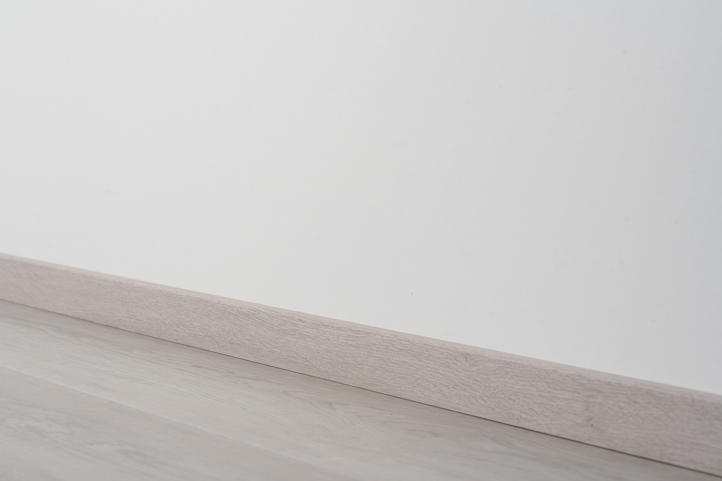 Jalkalista Cello 12x42x2440mm MDF tammi harmaa höyhen R2 johtoura