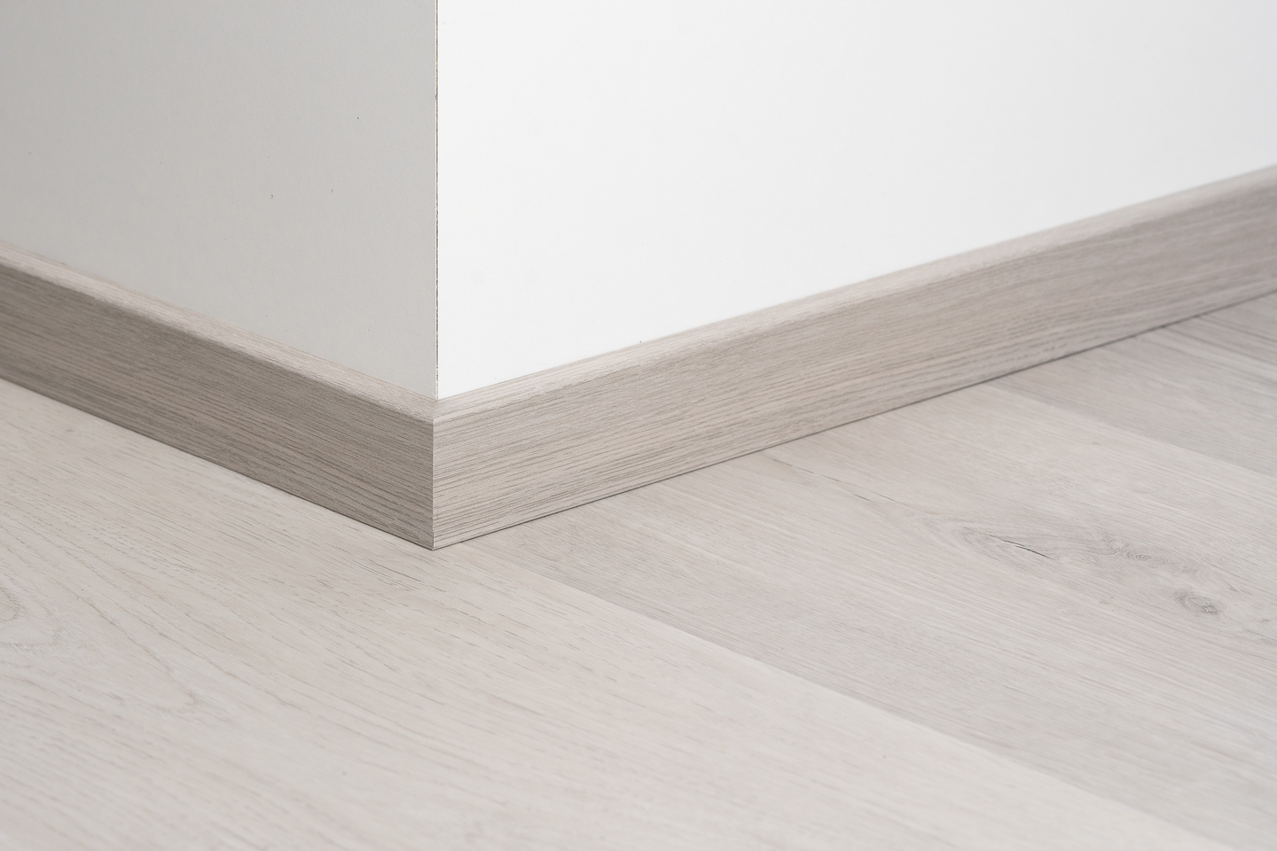 Jalkalista Cello 12x42x2440mm MDF tammi keskiharmaa R2 johtoura