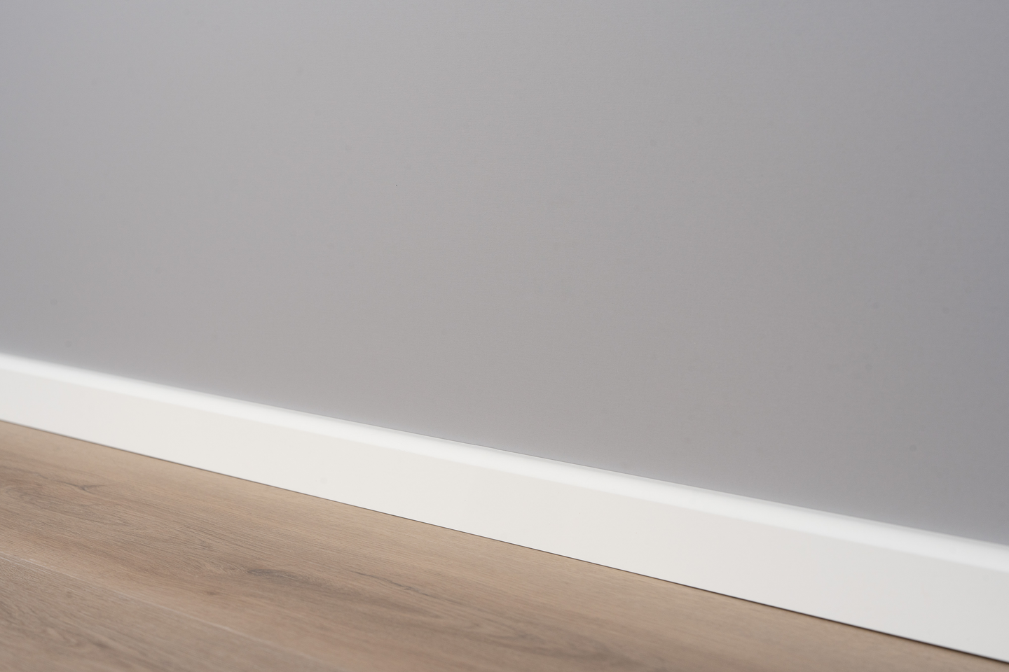 Jalkalista Cello 16x42x2750mm MDF valkoinen johtoura 30450