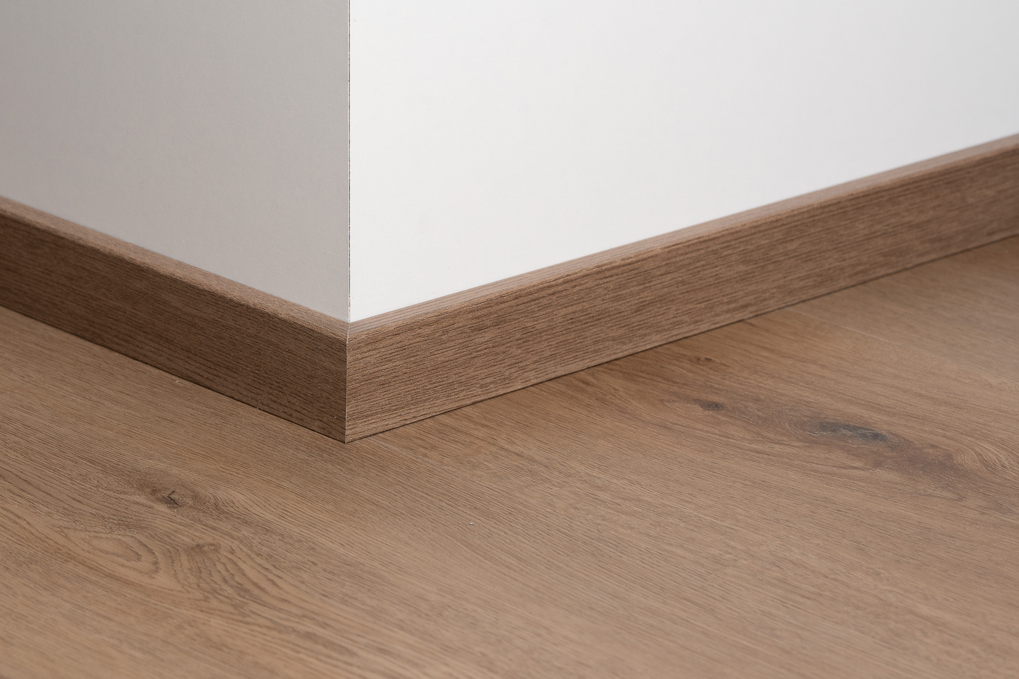 Jalkalista Cello 12x42x2440mm MDF tammi tumma R2 johtoura