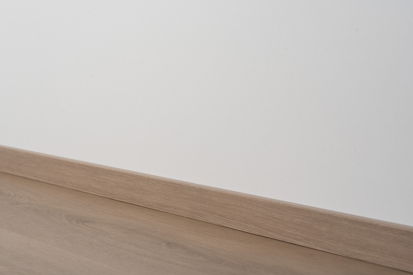 Jalkalista Cello 12x42x2440mm MDF tammi hiekka R2 johtoura