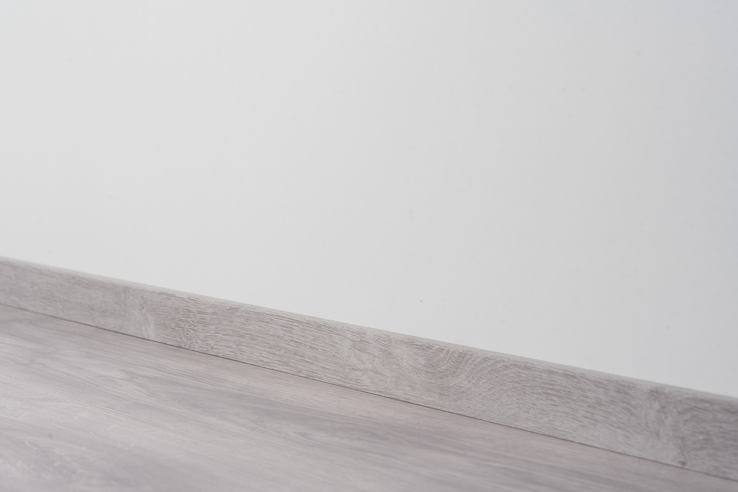 Jalkalista Cello 12x42x2440mm MDF tammi viileä harmaa R2 johtoura