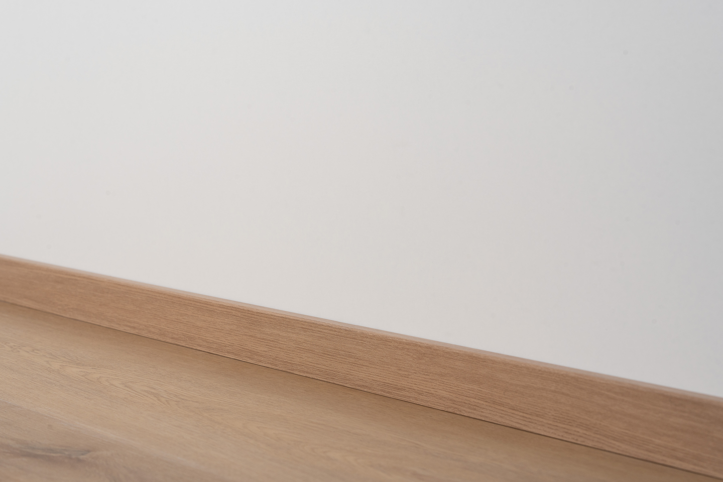 Jalkalista Cello 12x42x2440mm MDF tammi keskitumma R2 johtoura