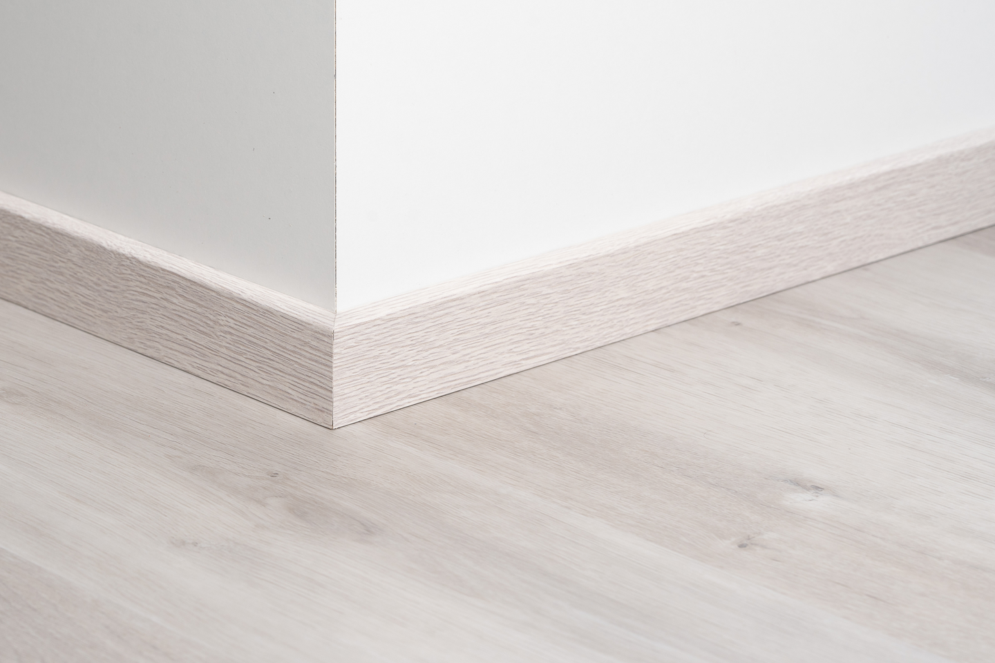 Jalkalista Cello 12x42x2440mm MDF tammi harmaa kallio R2 johtoura