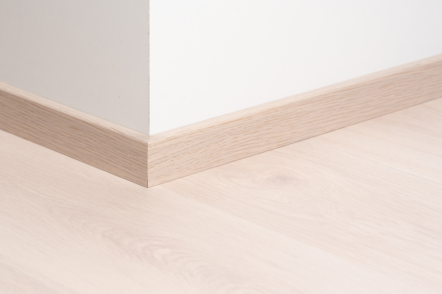 Jalkalista Cello 12x42x2440mm MDF tammi vaalea R2 johtoura