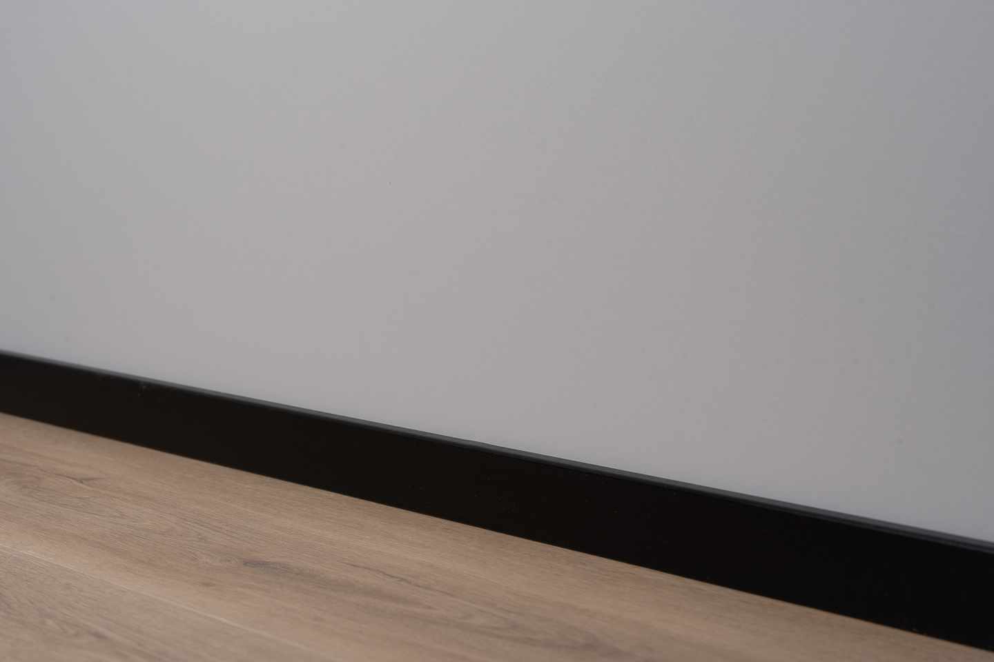 Jalkalista Cello 12x42x2440mm MDF musta R2 johtoura